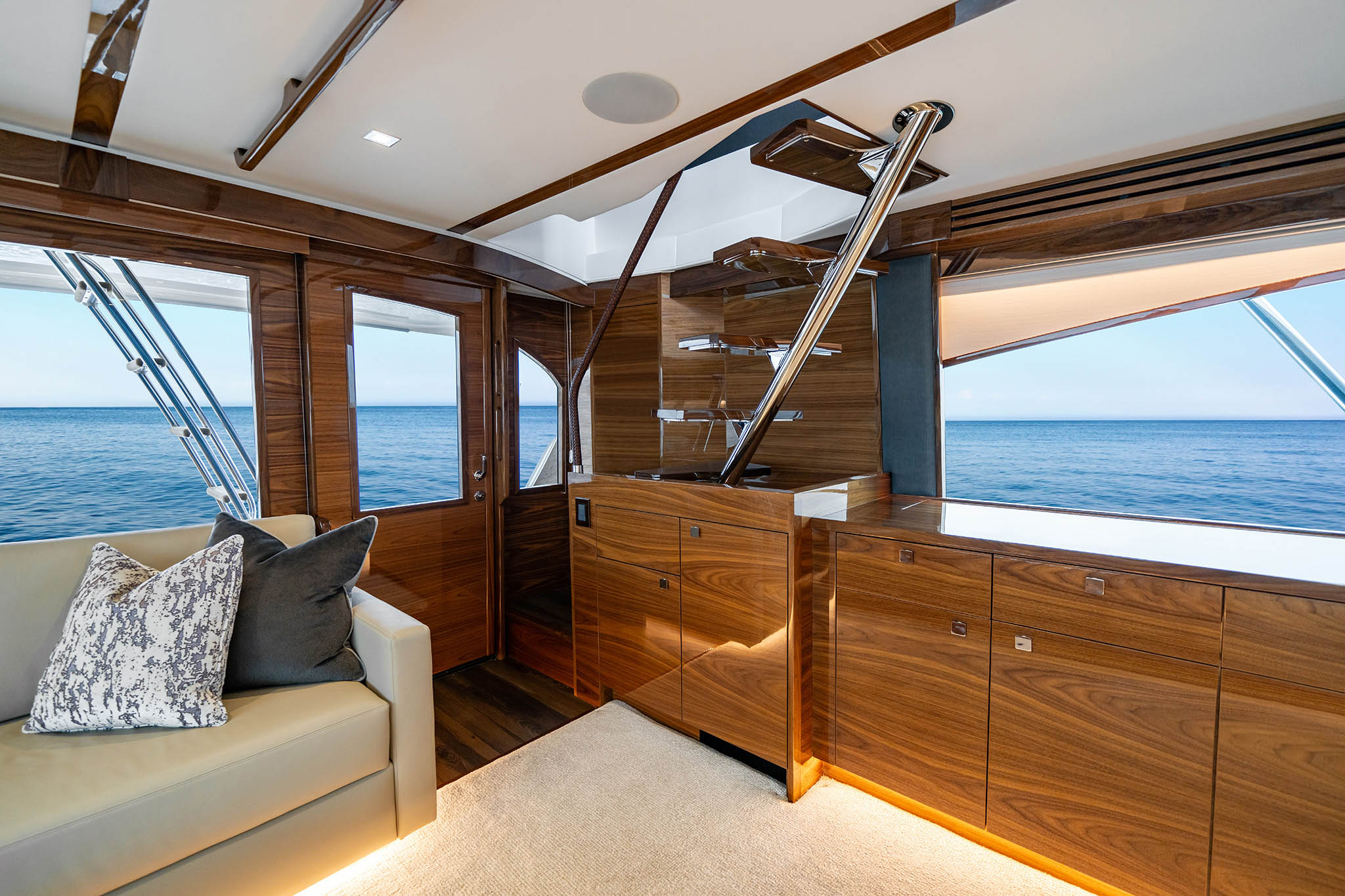 Viking Yachts 82 Sky Bridge — photo 9