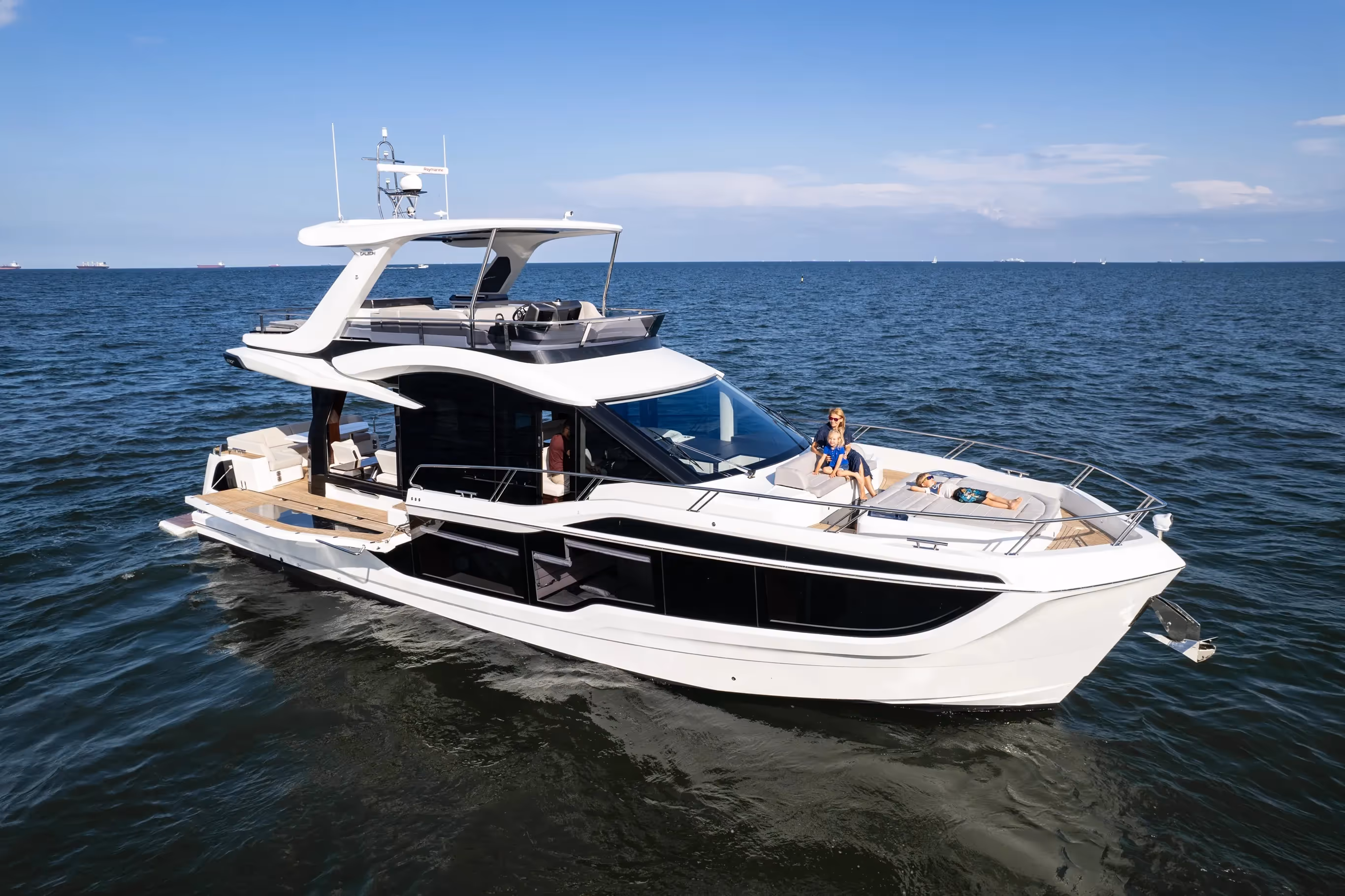 Galeon 560 FLY — photo 8