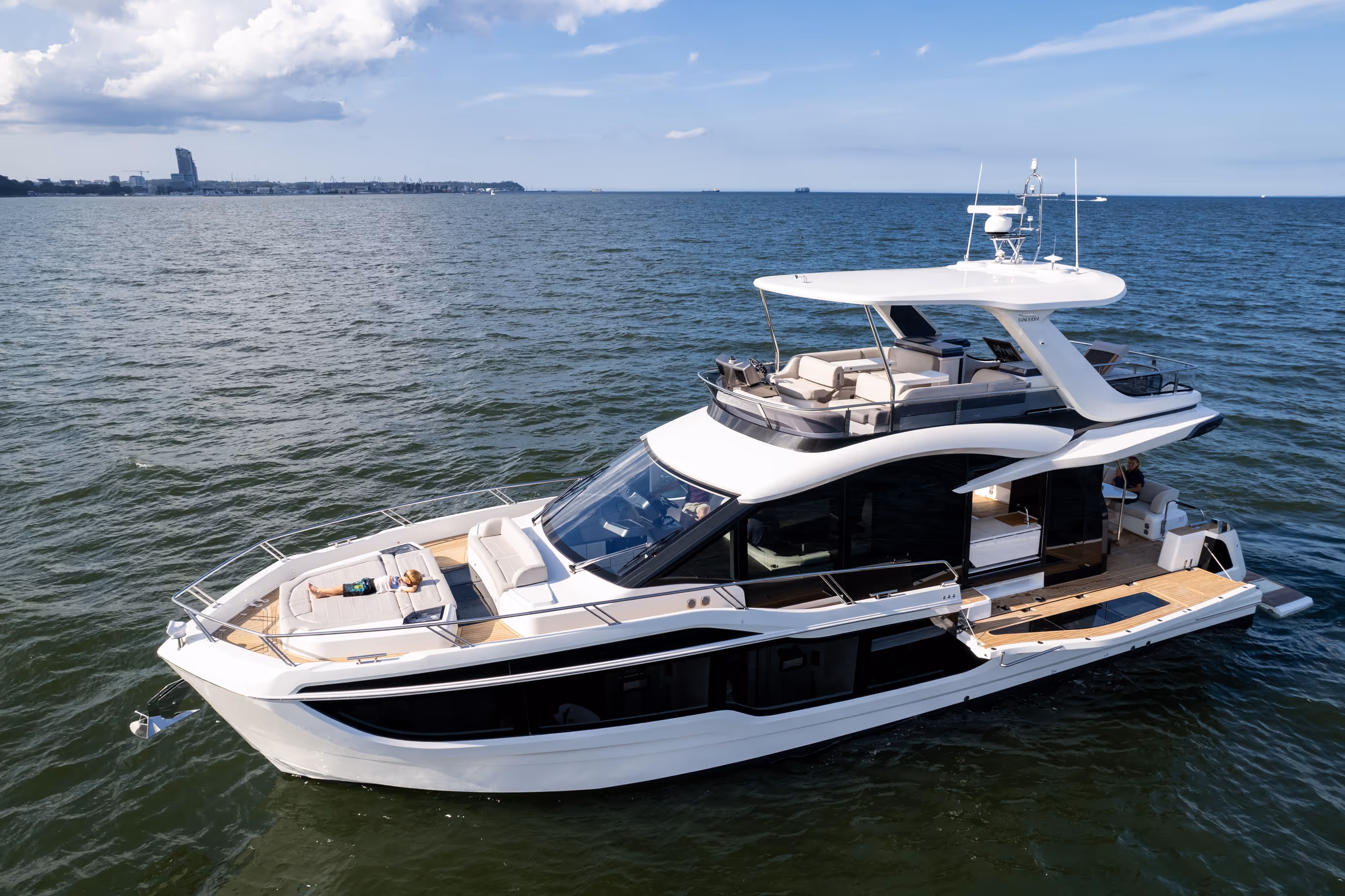Galeon 560 FLY — photo 7
