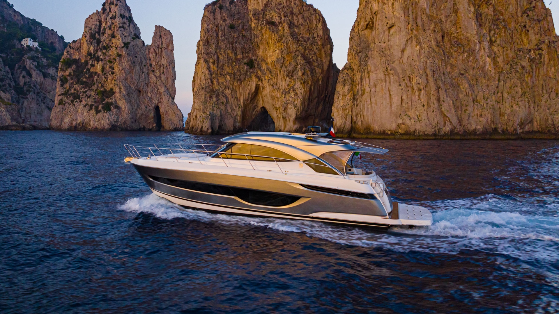 Riviera 4600 Sport Yacht Platinum Edition — photo 3