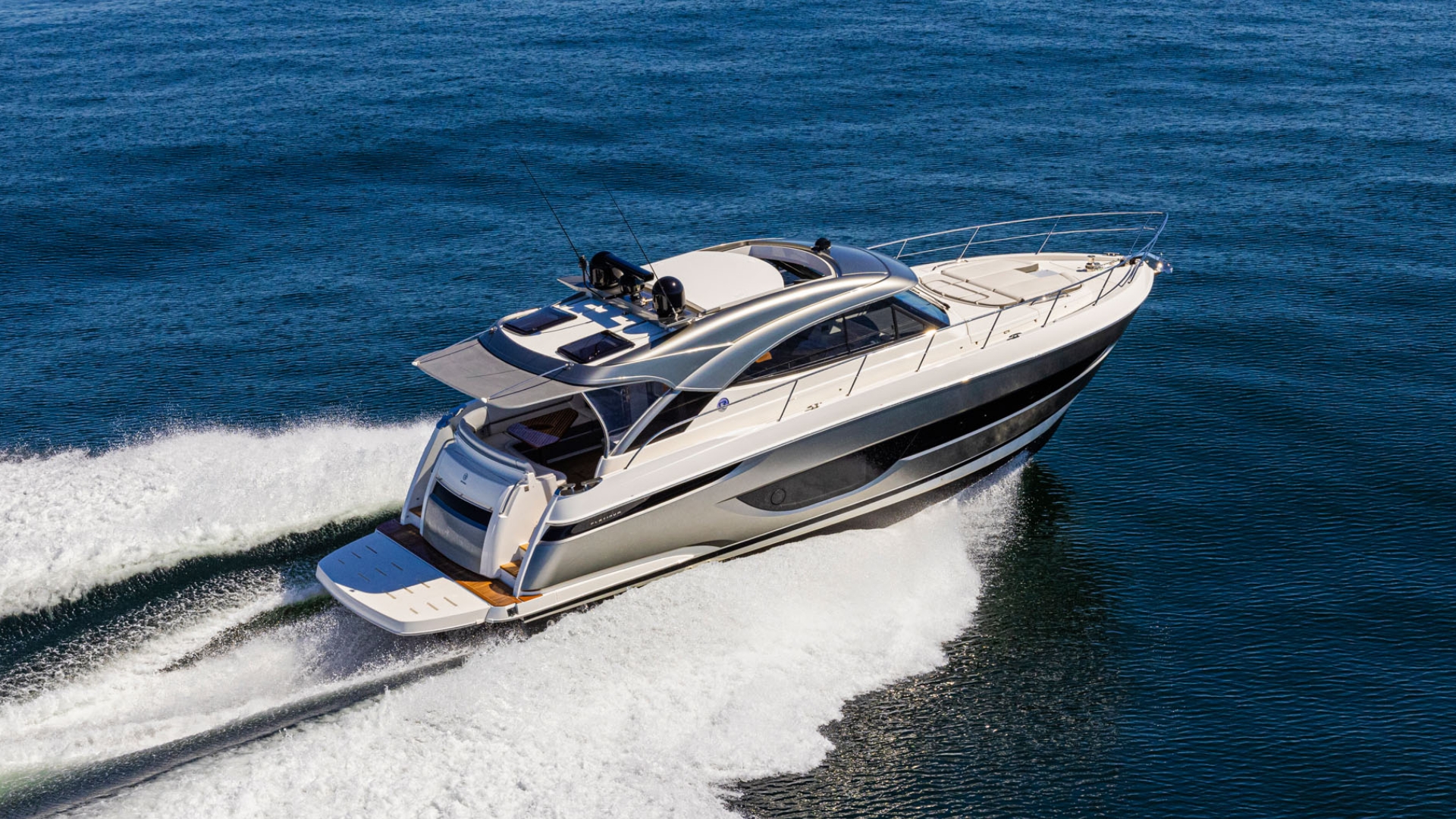 Riviera 4600 Sport Yacht Platinum Edition — photo 2