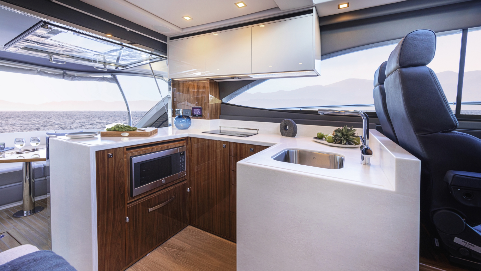 Riviera 4600 Sport Yacht Platinum Edition — photo 9