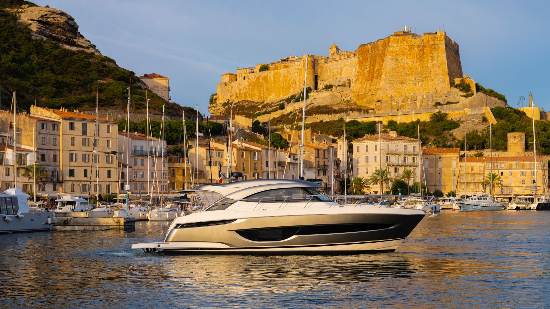 Riviera 4600 Sport Yacht Platinum Edition — photo 7