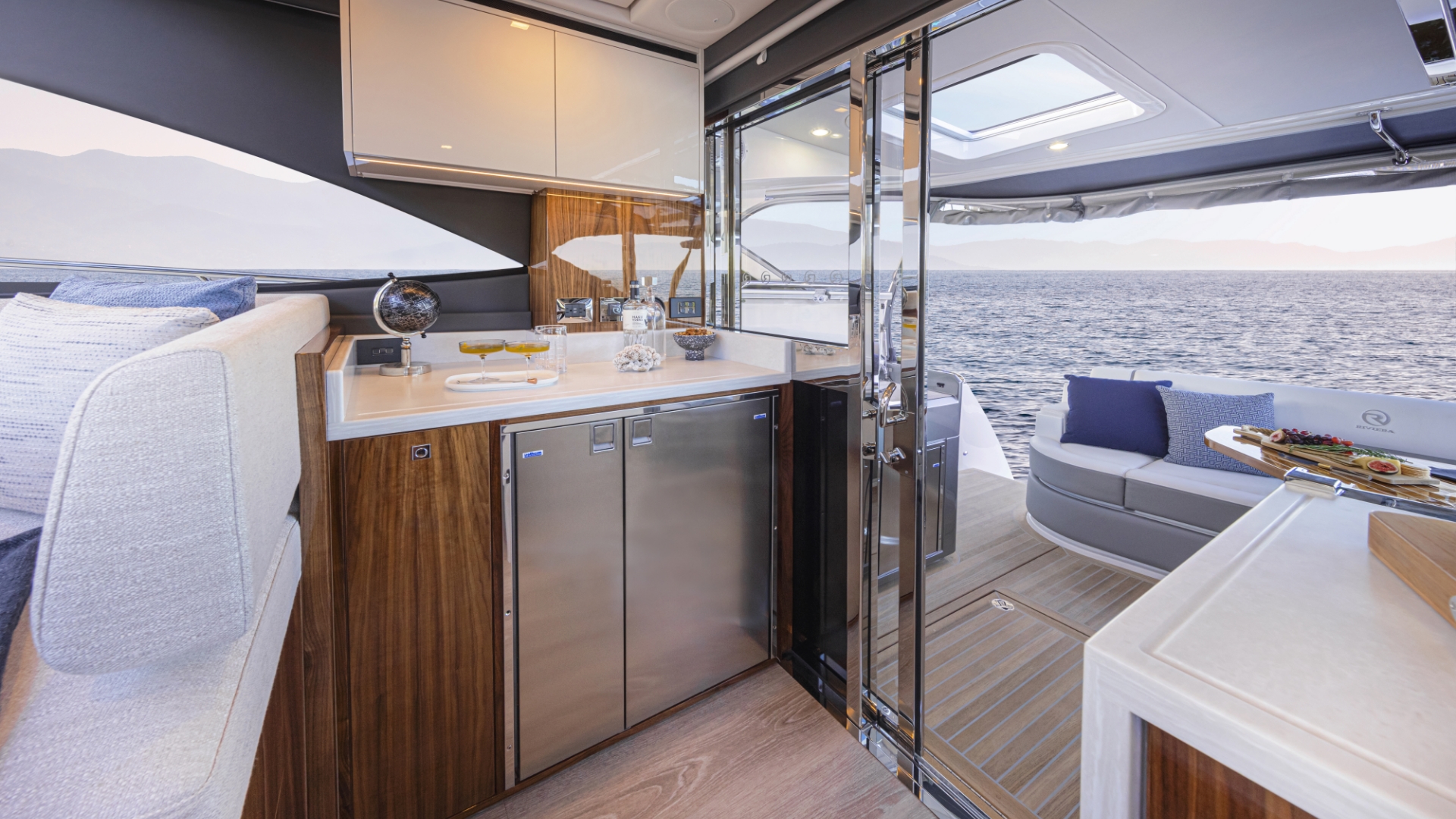 Riviera 4600 Sport Yacht Platinum Edition — photo 10