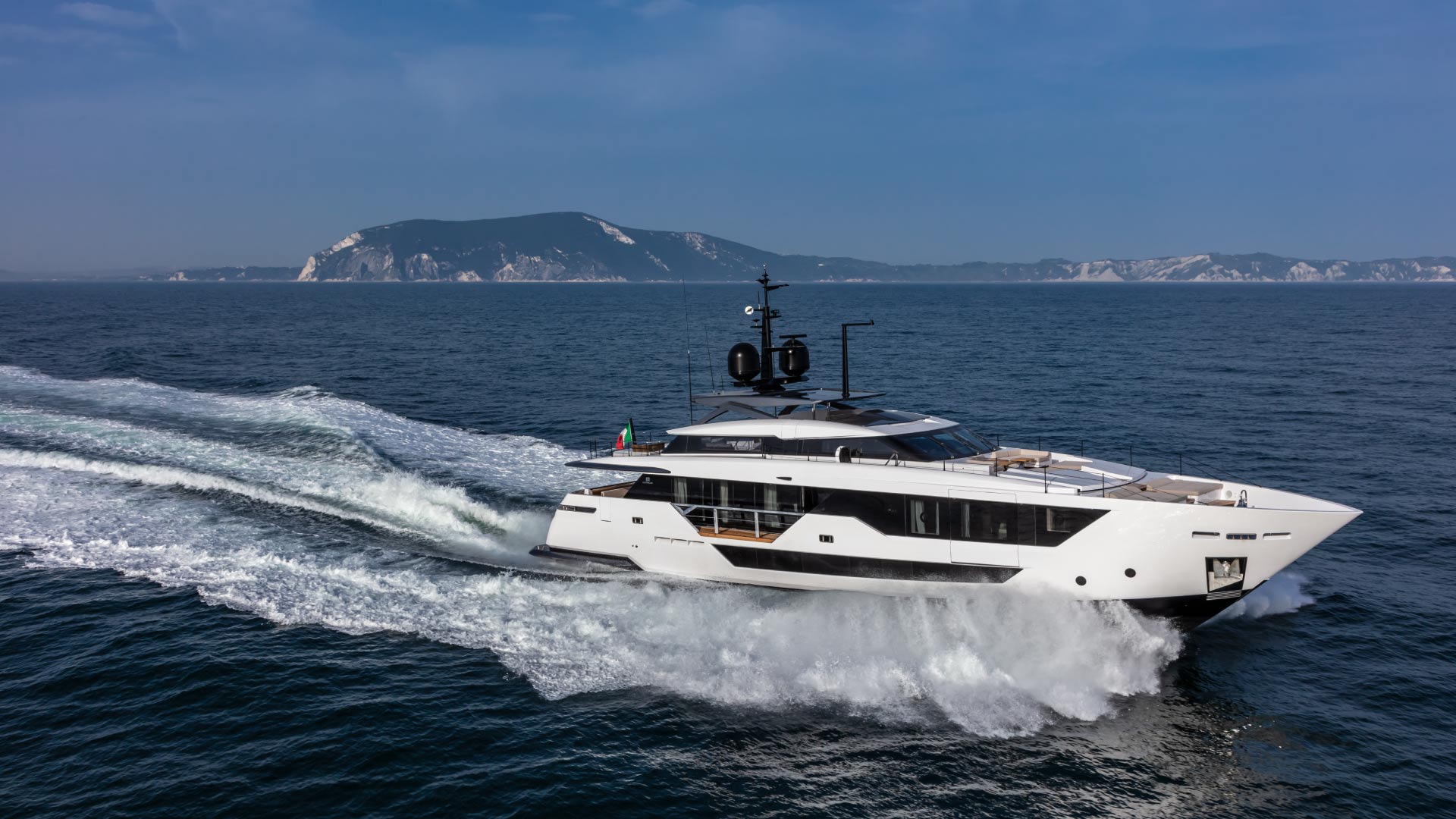 Custom Line Saetta 106' — photo 7