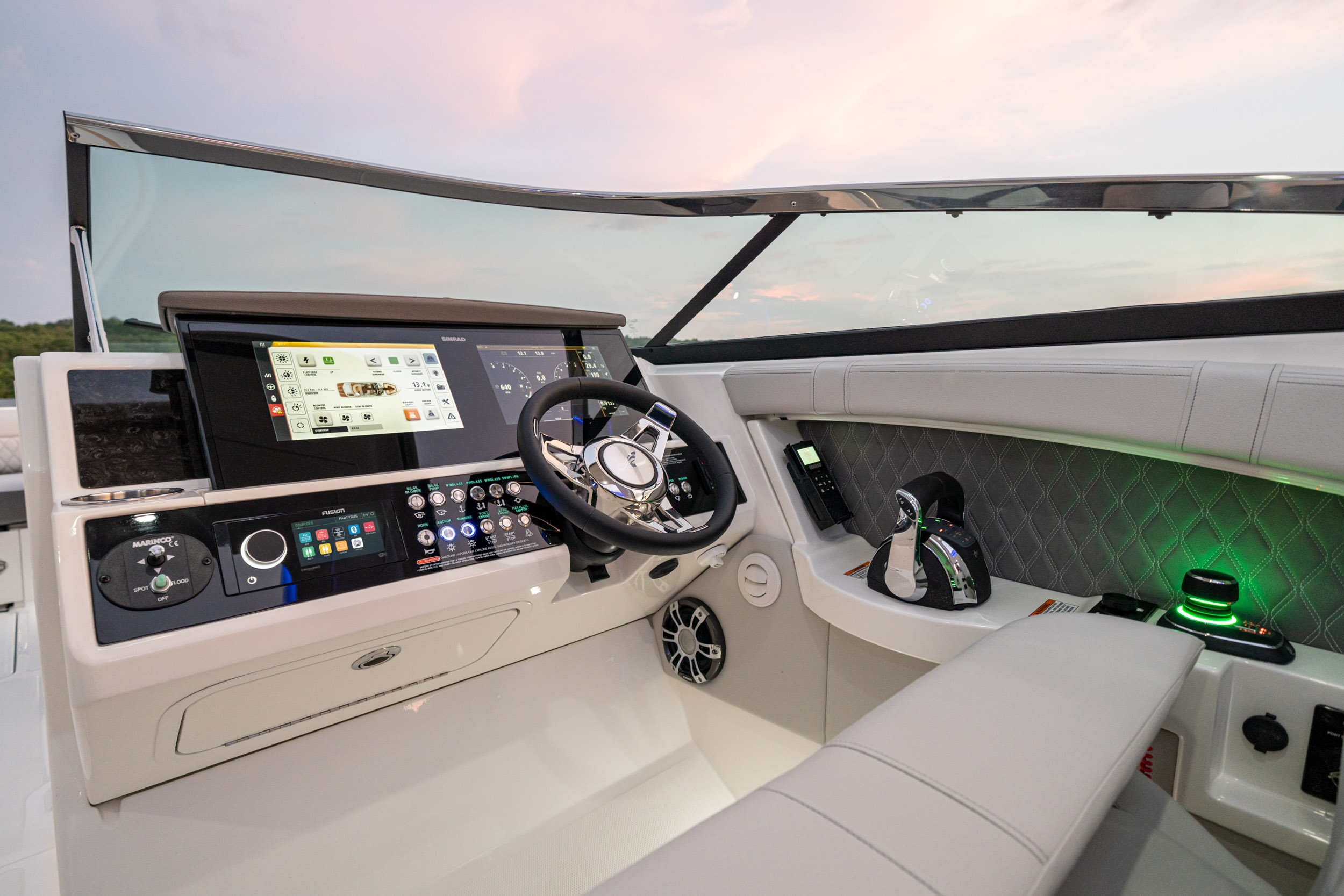 Sea Ray SLX 350 — photo 9