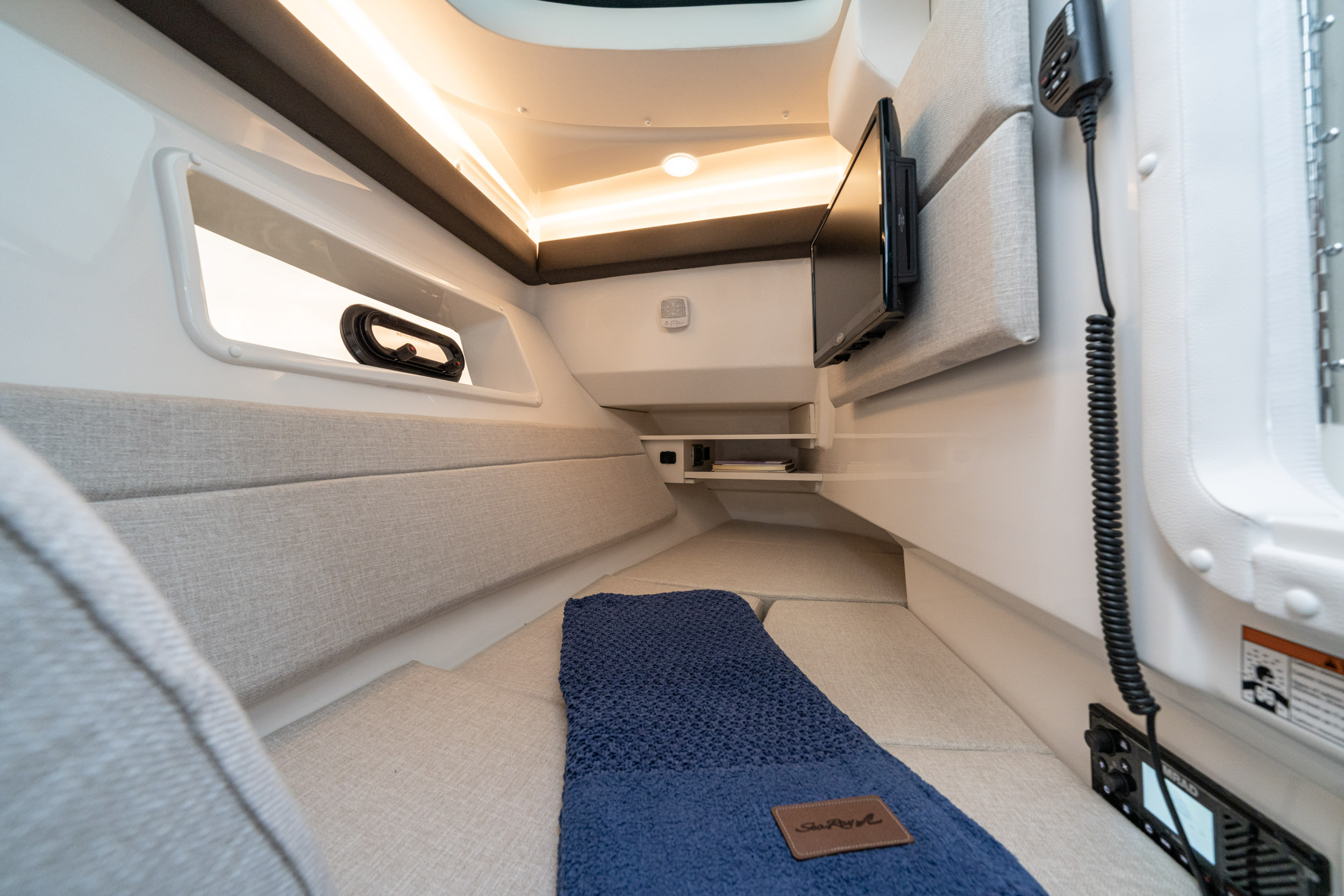 Sea Ray SLX 350 — photo 6