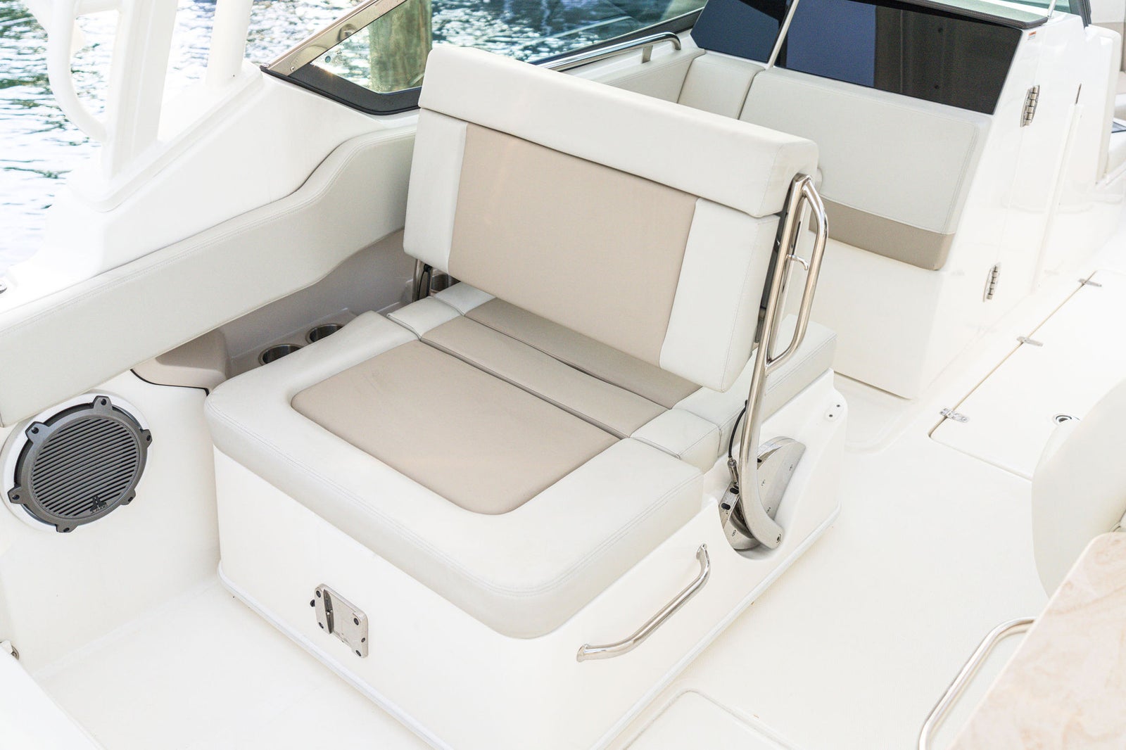 Boston Whaler 240 Vantage — photo 4