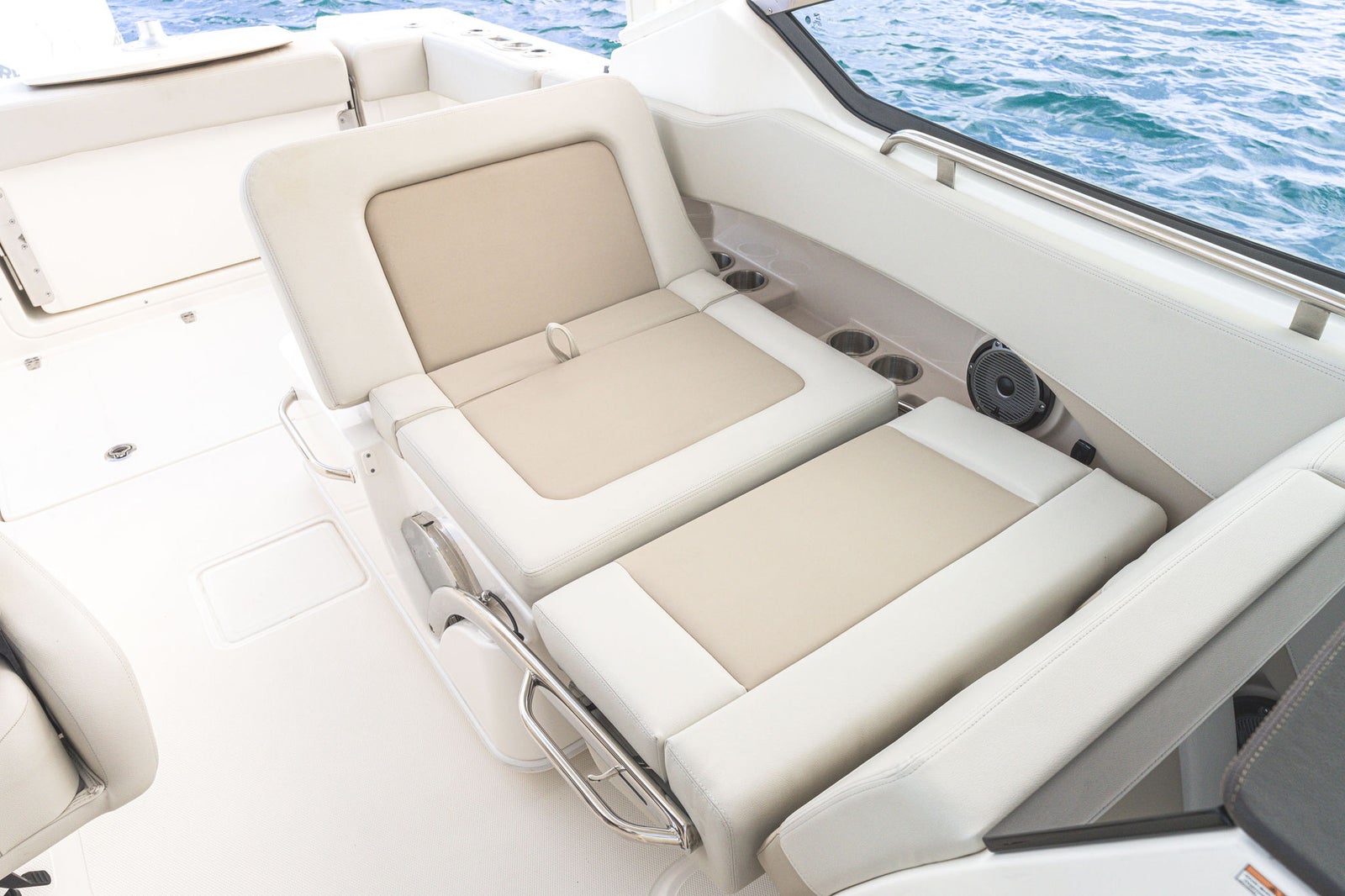 Boston Whaler 240 Vantage — photo 10