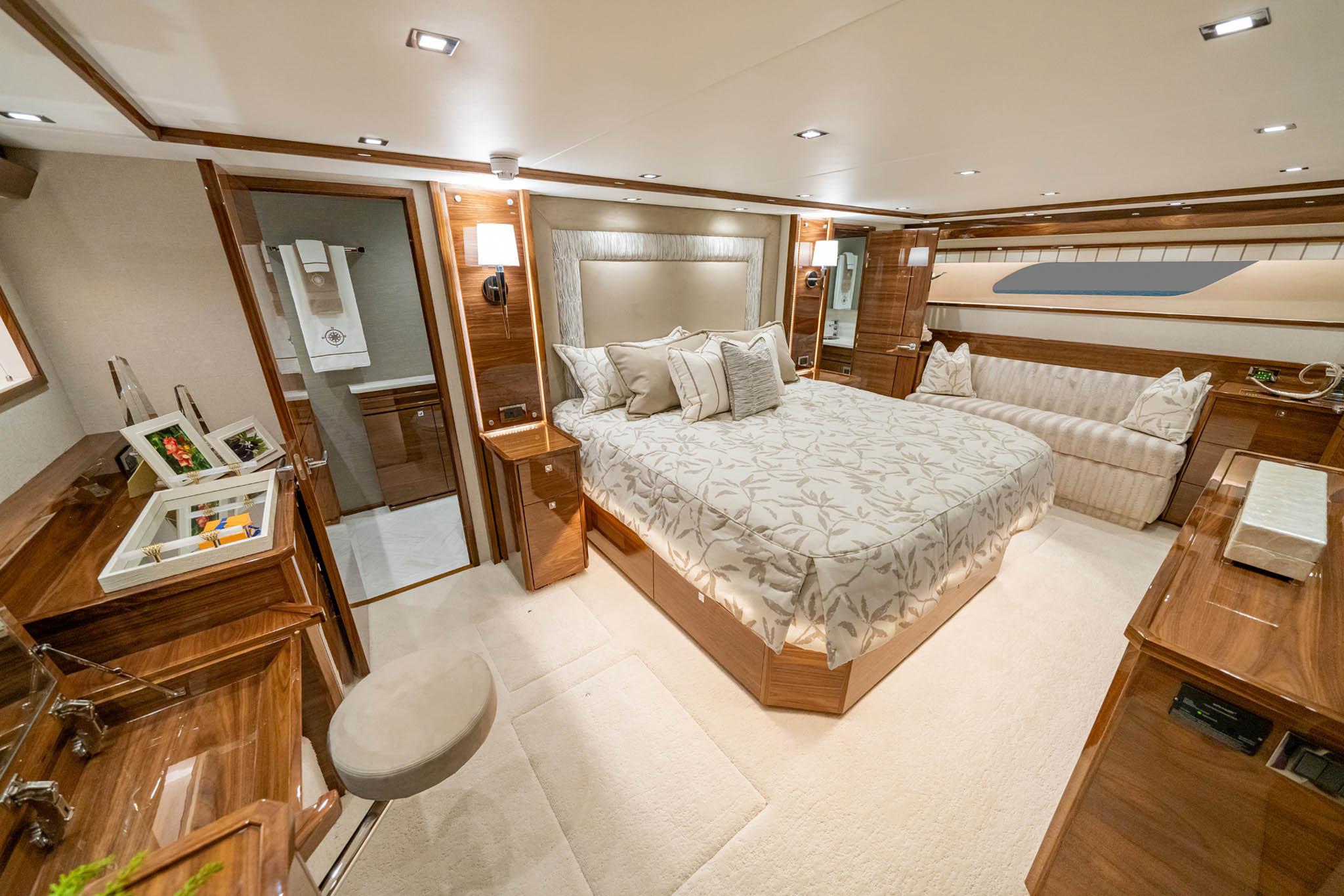 Viking Yachts 90 Convertible — photo 7