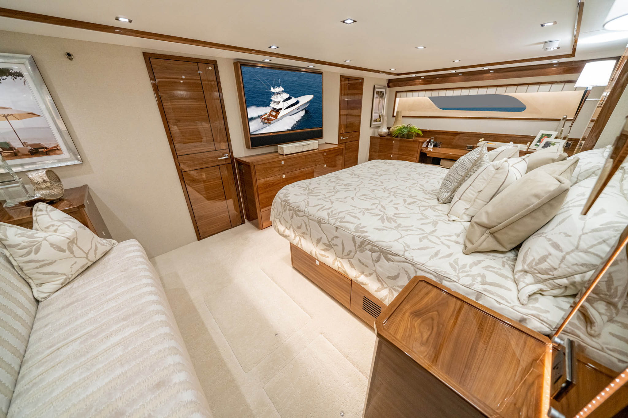 Viking Yachts 90 Convertible — photo 8