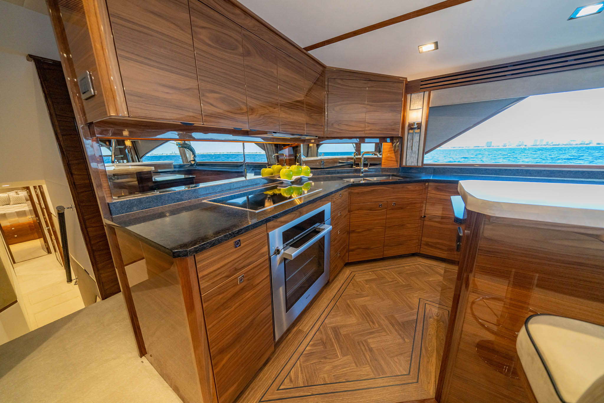 Viking Yachts 90 Convertible — photo 6