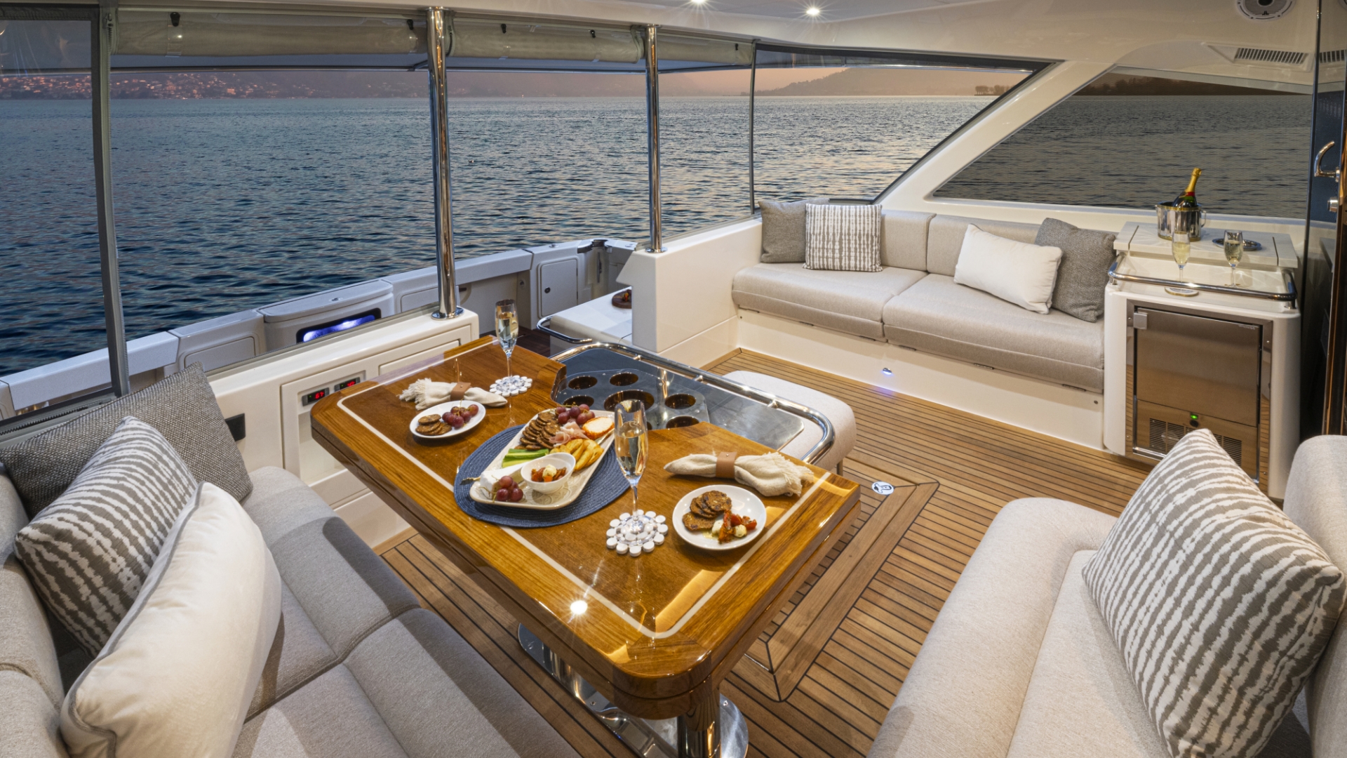 Riviera 64 Sports Motor Yacht — photo 8