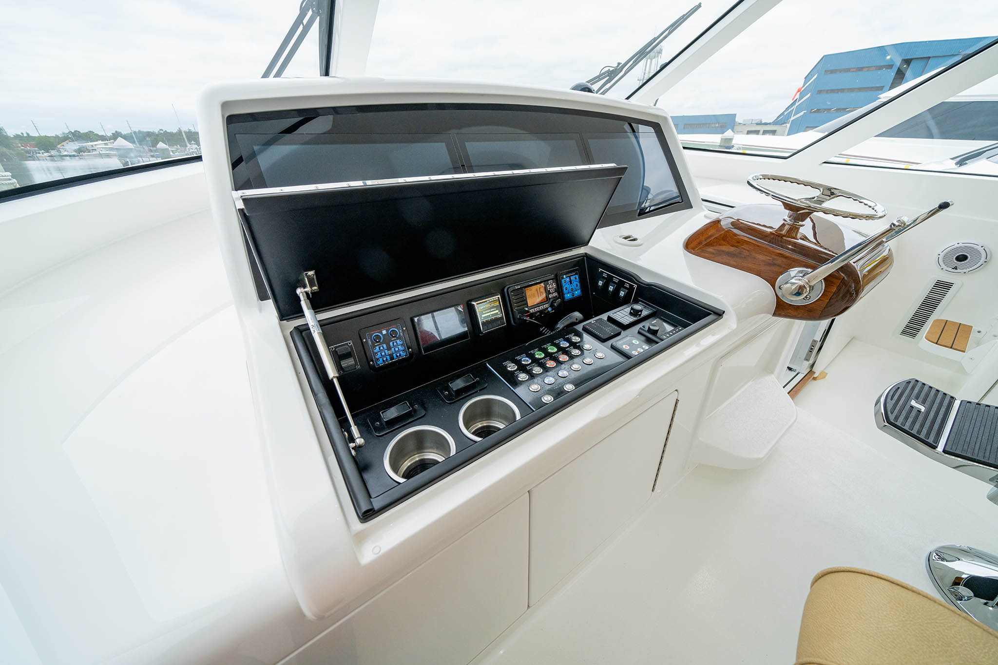 Viking Yachts 54 Sport Coupe — photo 6
