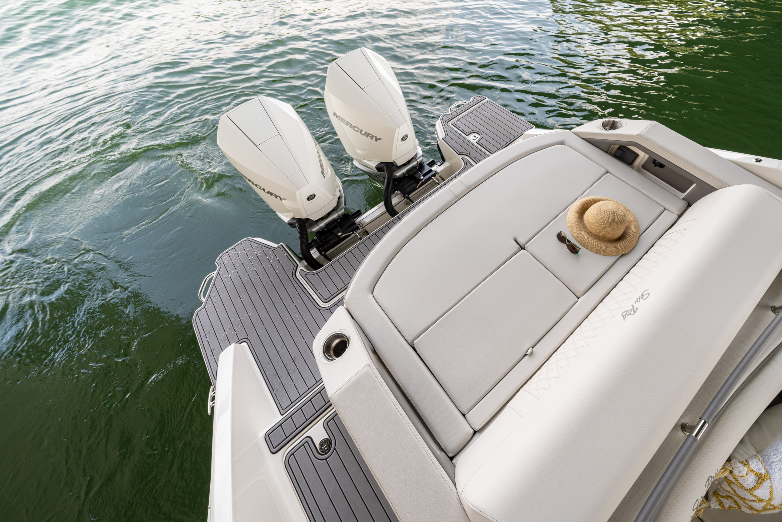 Sea Ray SLX 310 Outboard — photo 4