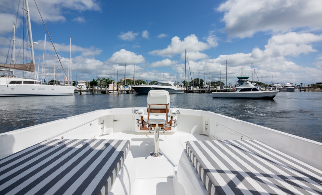Bertram 35 Flybridge — photo 4