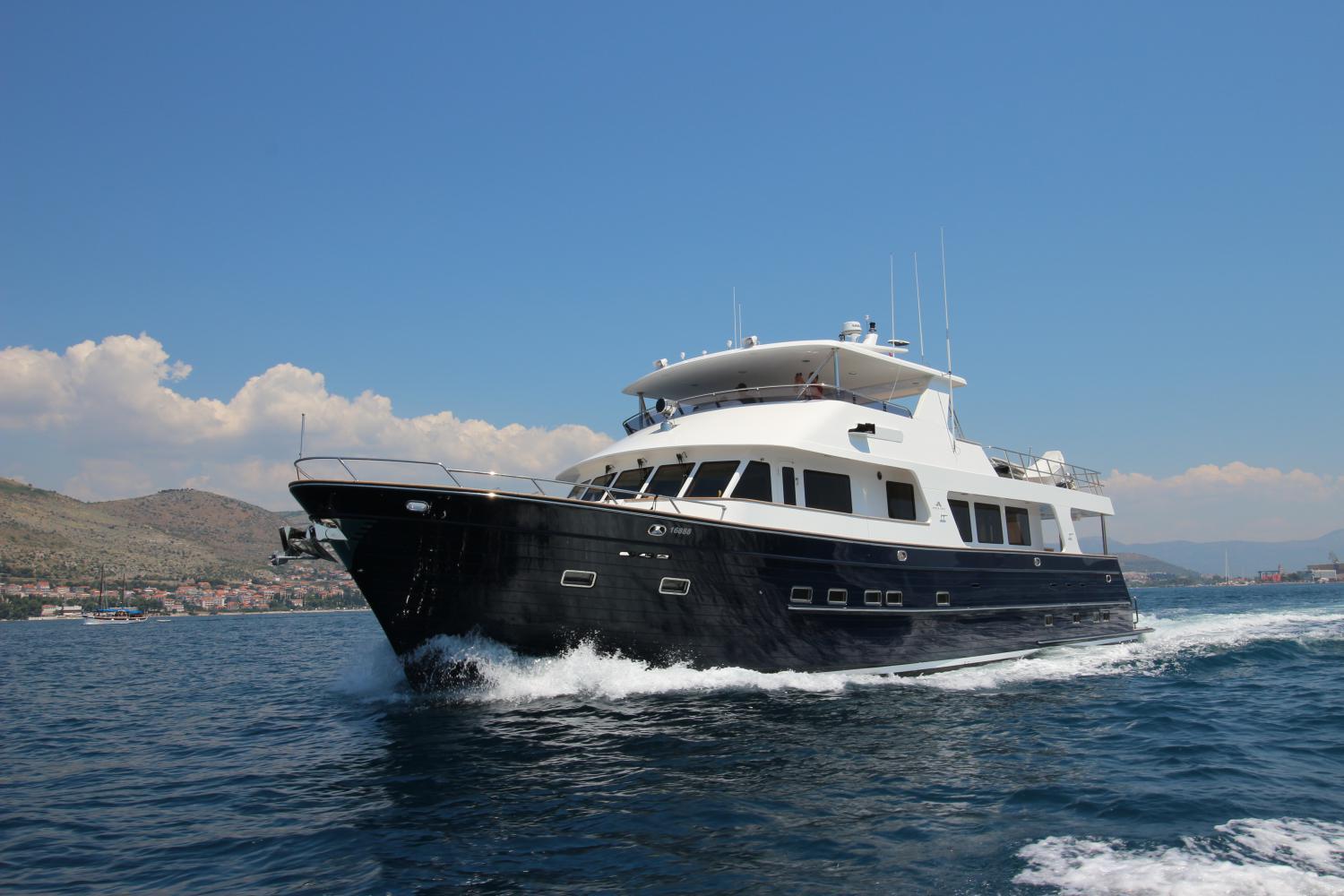 Outer Reef Yachts 800 / 830 Motoryacht — photo 3