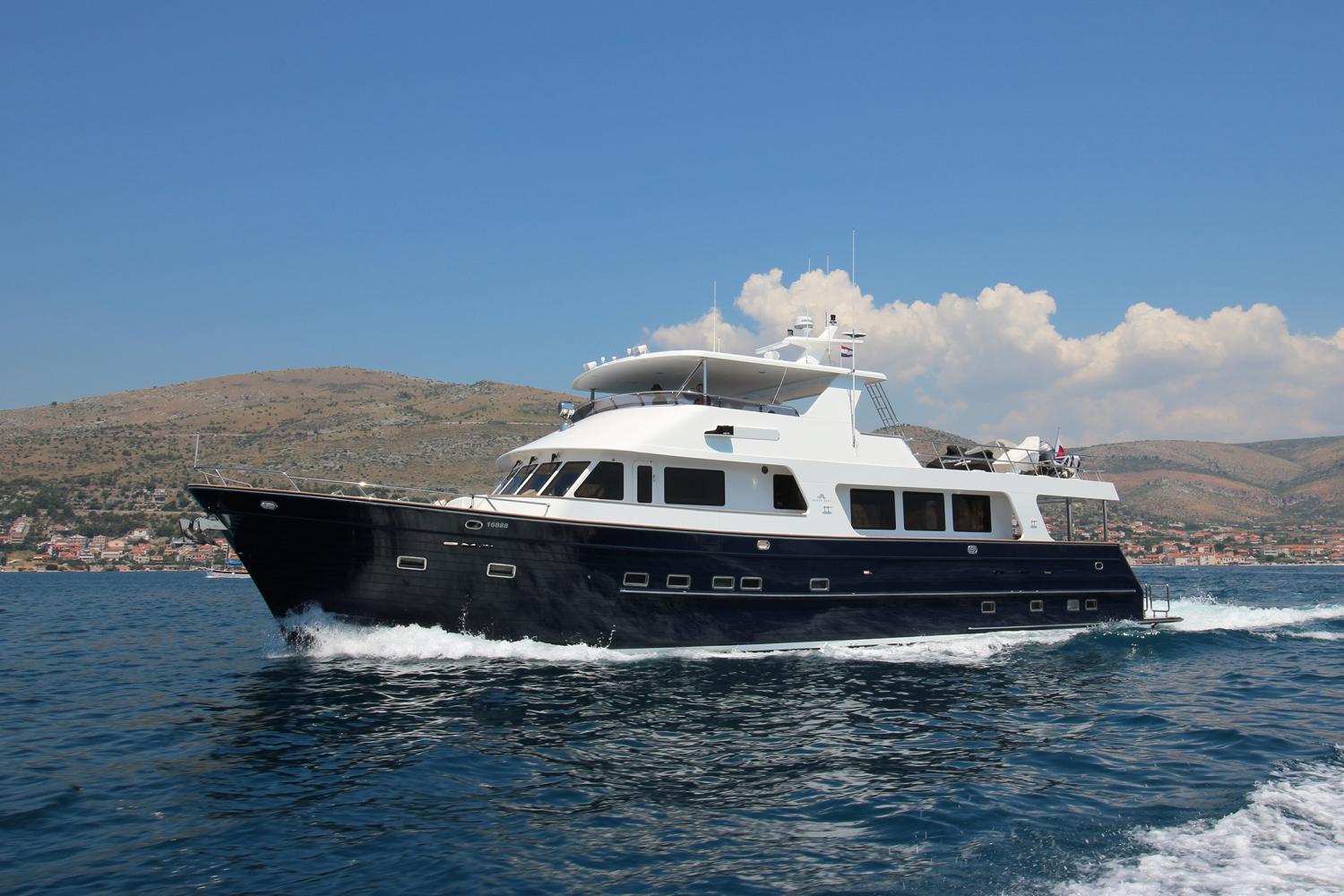 Outer Reef Yachts 800 / 830 Motoryacht — photo 2