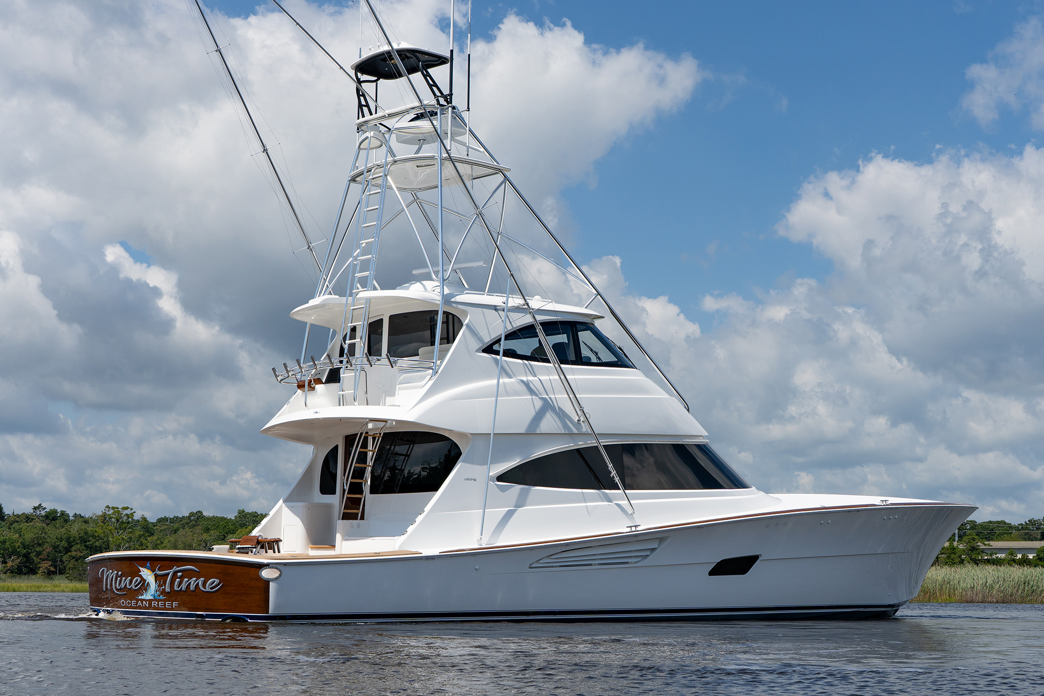 Viking Yachts 82 Enclosed Bridge — photo 5