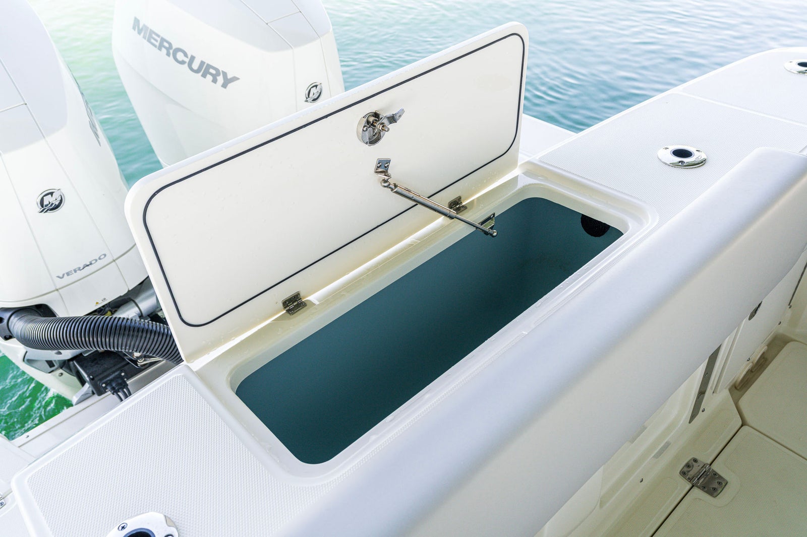 Boston Whaler 330 Outrage — photo 3