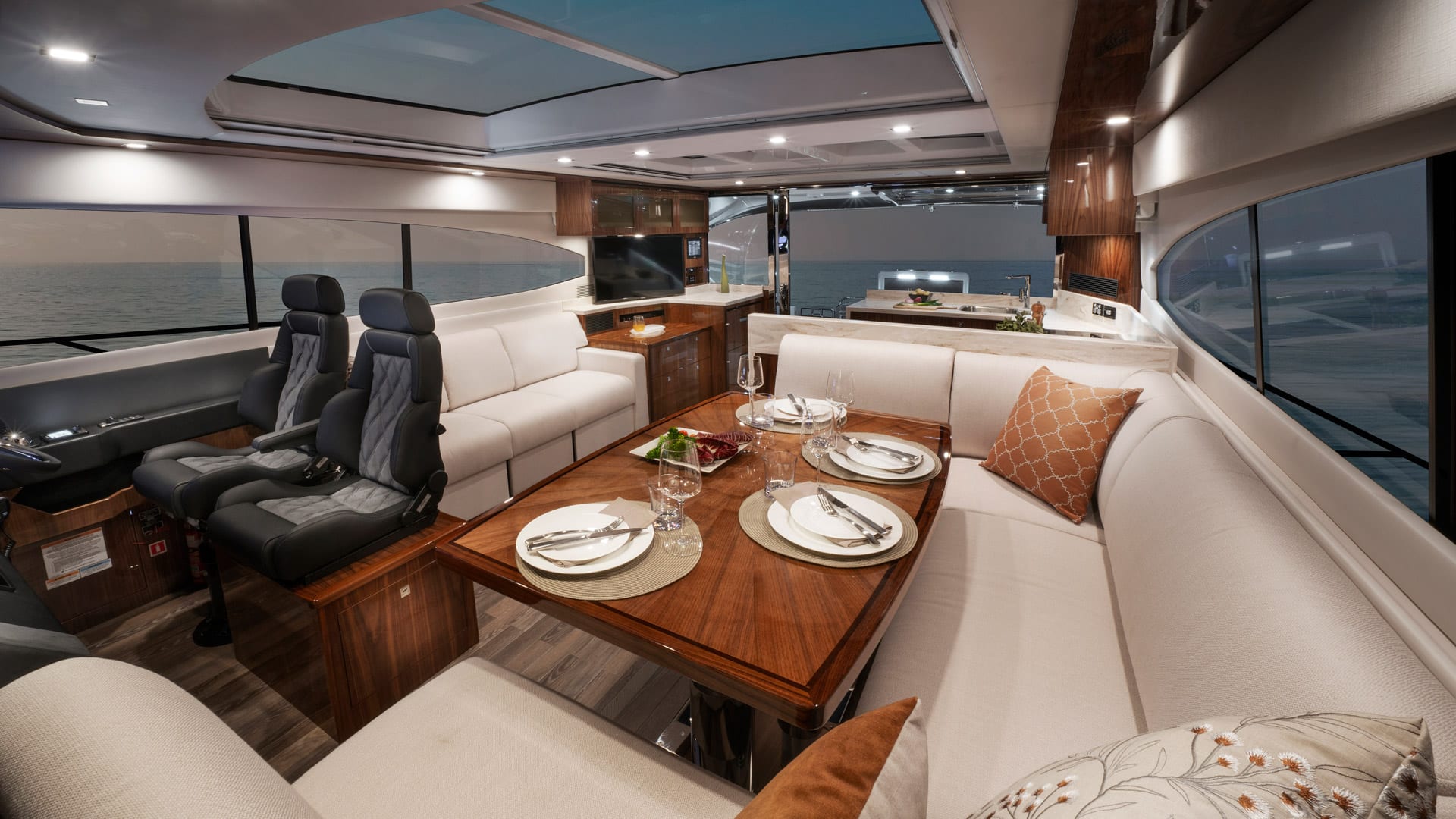 Riviera 6000 Sport Yacht Platinum Edition — photo 9