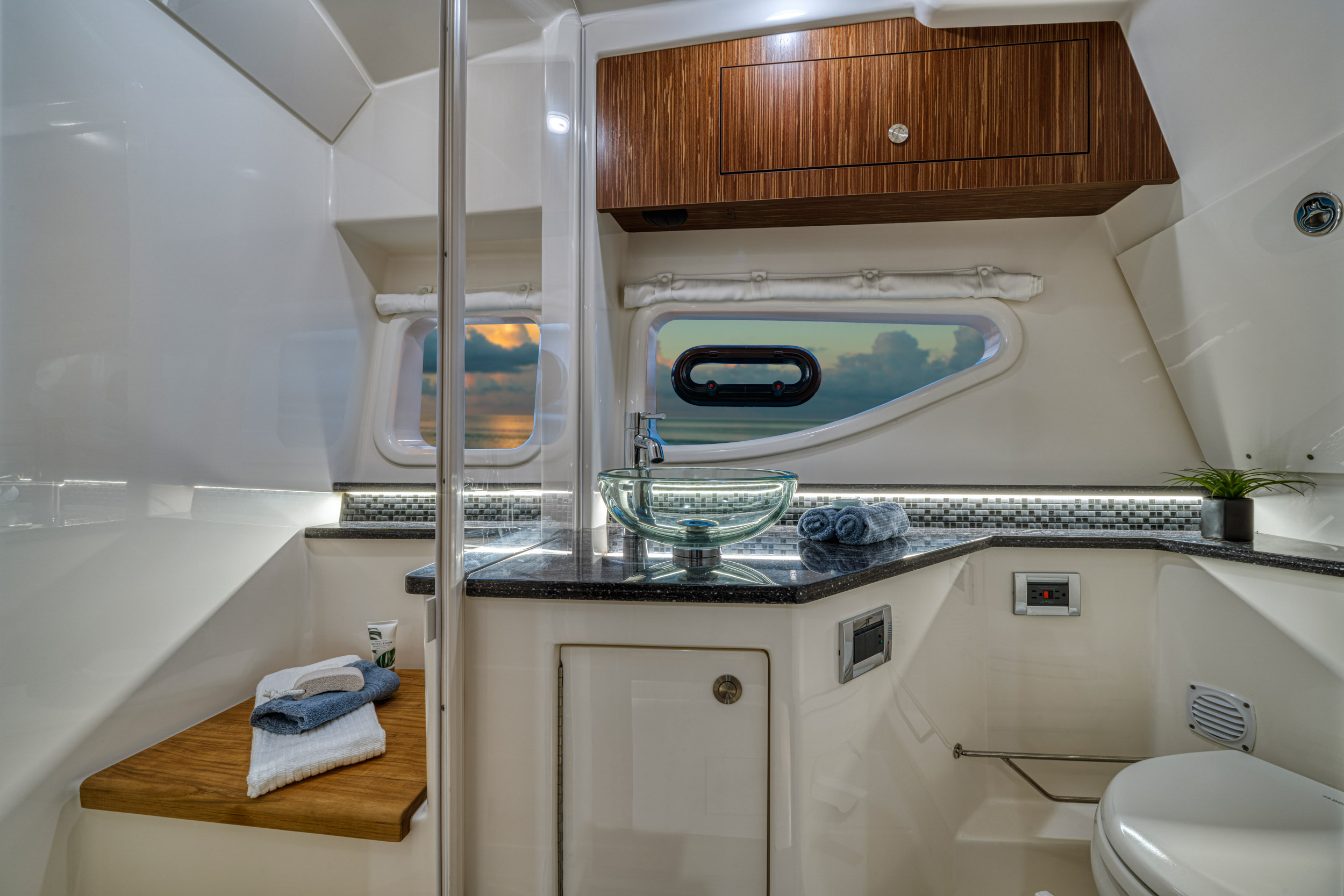 Sea Ray Sundancer 370 Outboard — photo 4