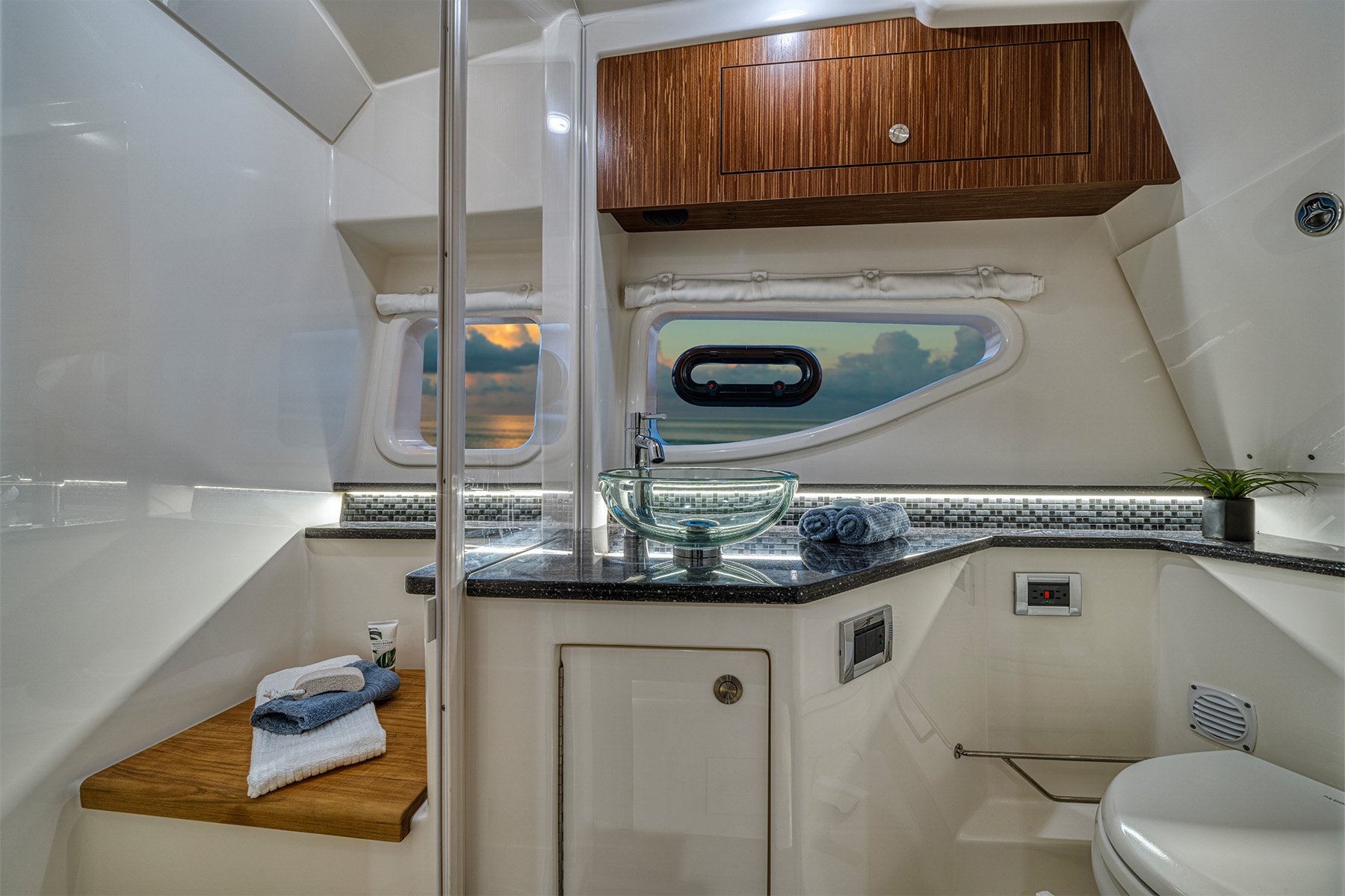 Sea Ray Sundancer 370 Outboard — photo 9