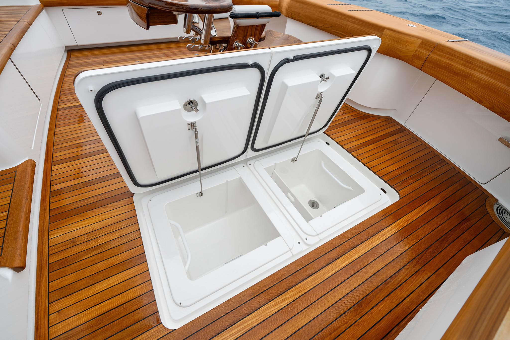 Viking Yachts 74 Convertible — photo 6