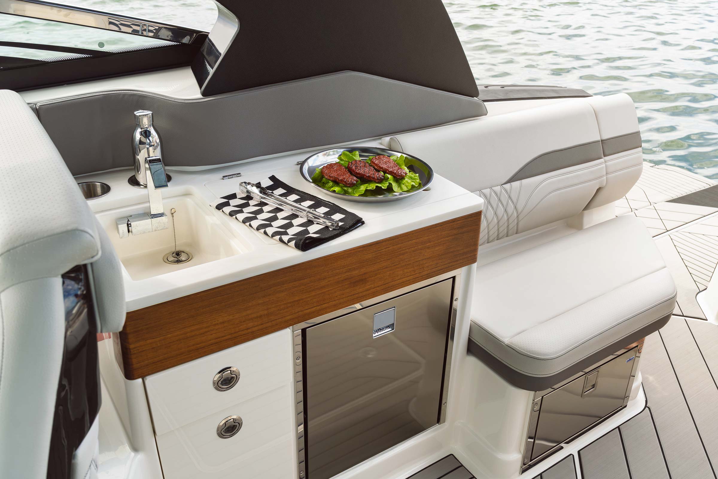 Sea Ray SLX 360 Outboard — photo 4