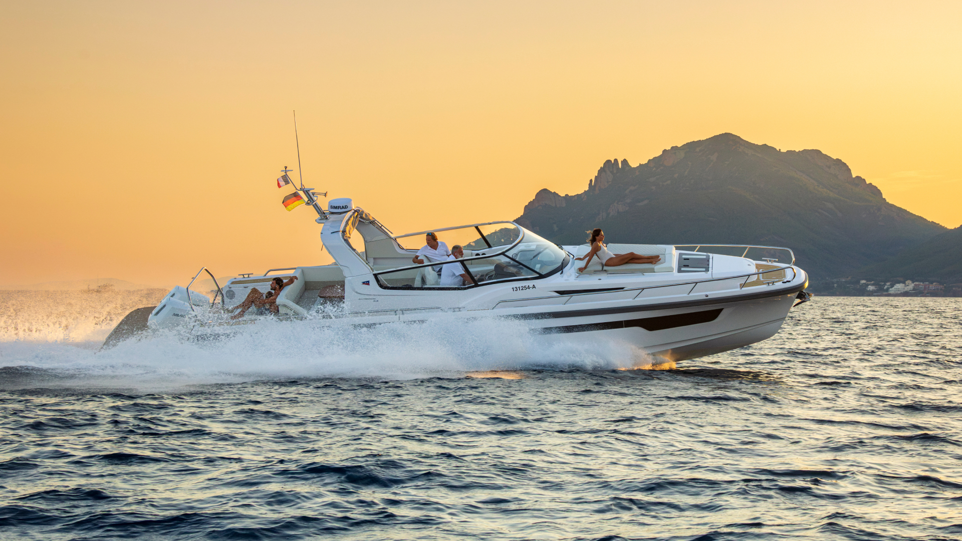 Nimbus-Boats-Weekender-42-Side-Profile-Hero