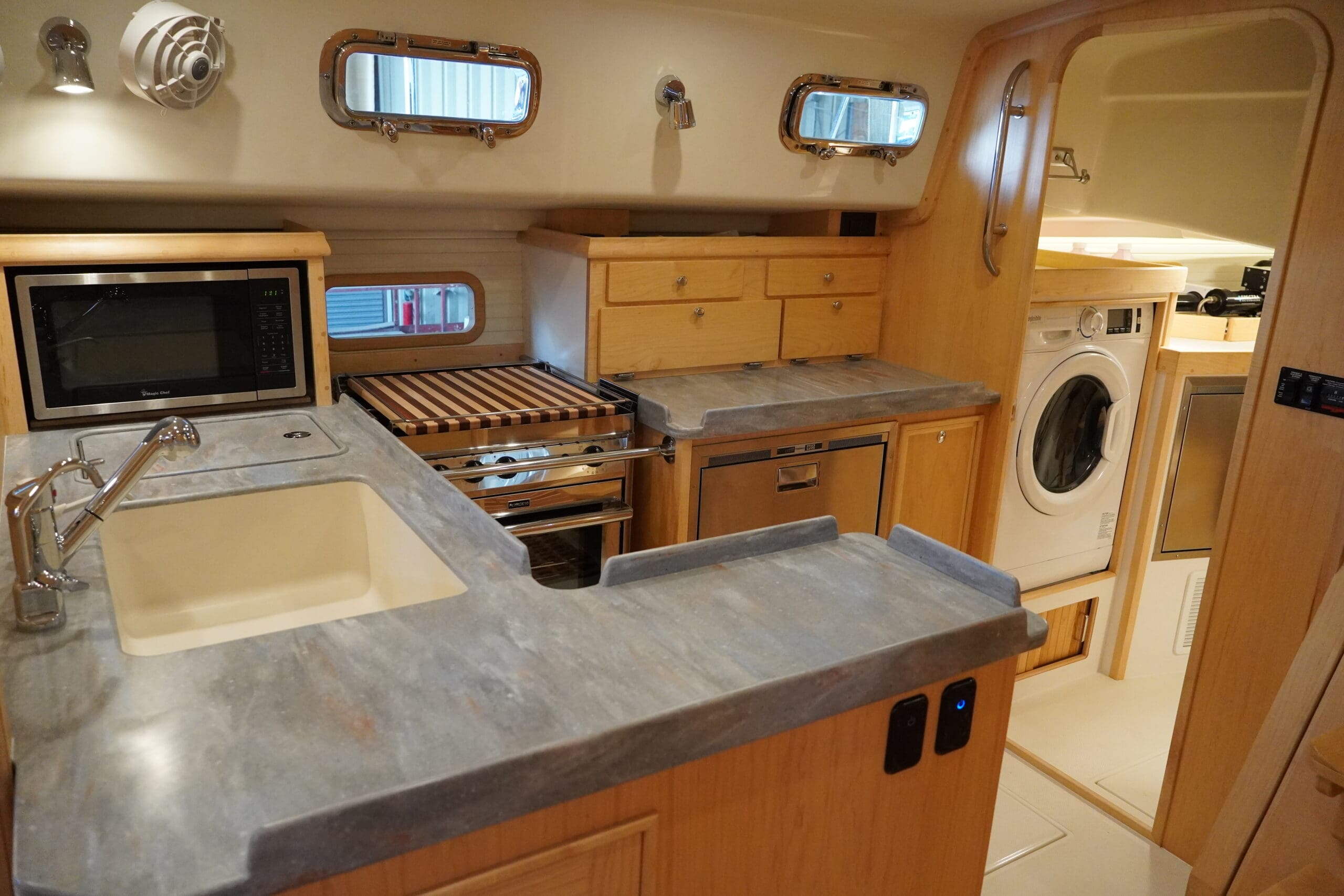 Island Packet Yachts IP 439 — photo 9