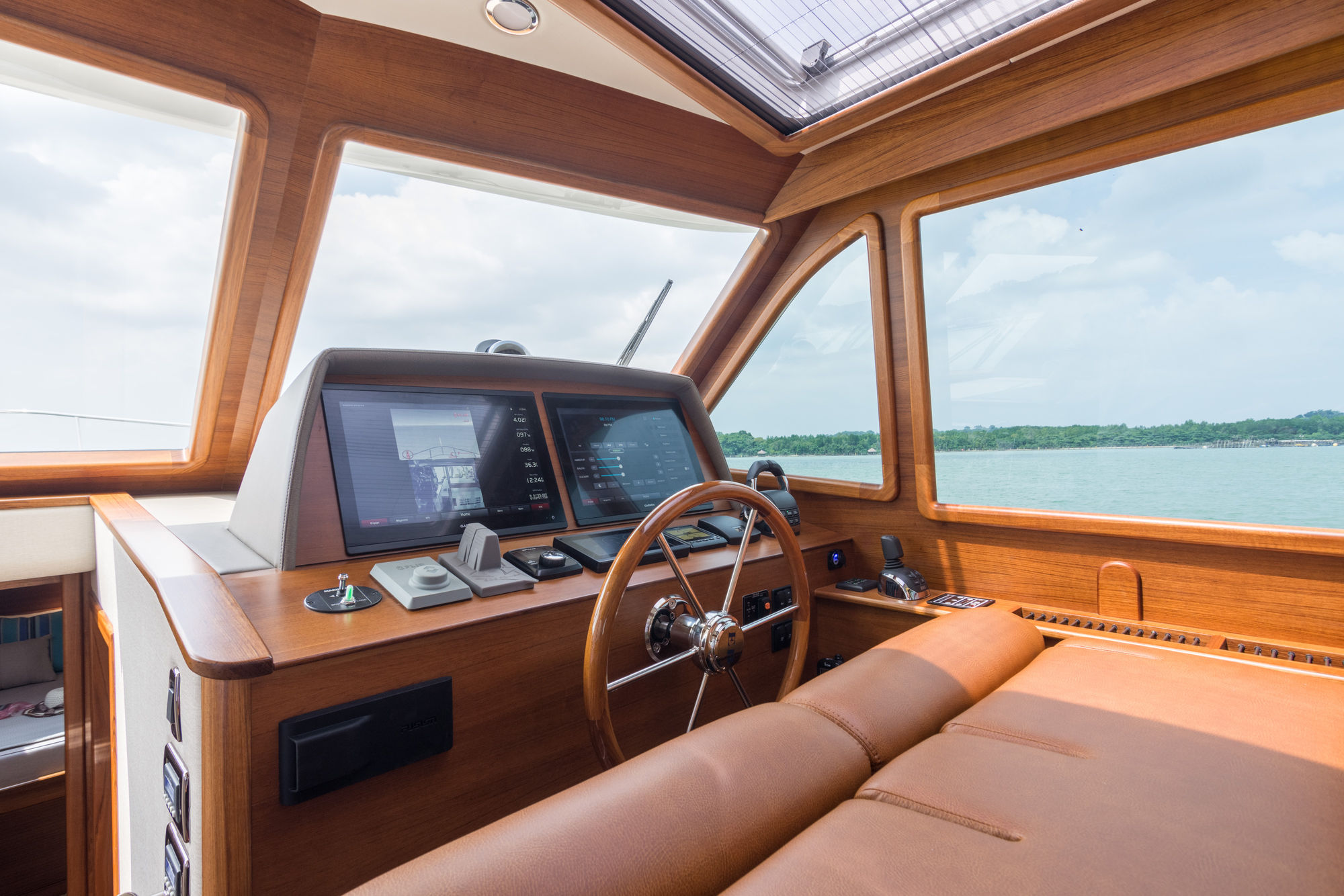 Grand Banks Yachts Eastbay 44 — photo 10
