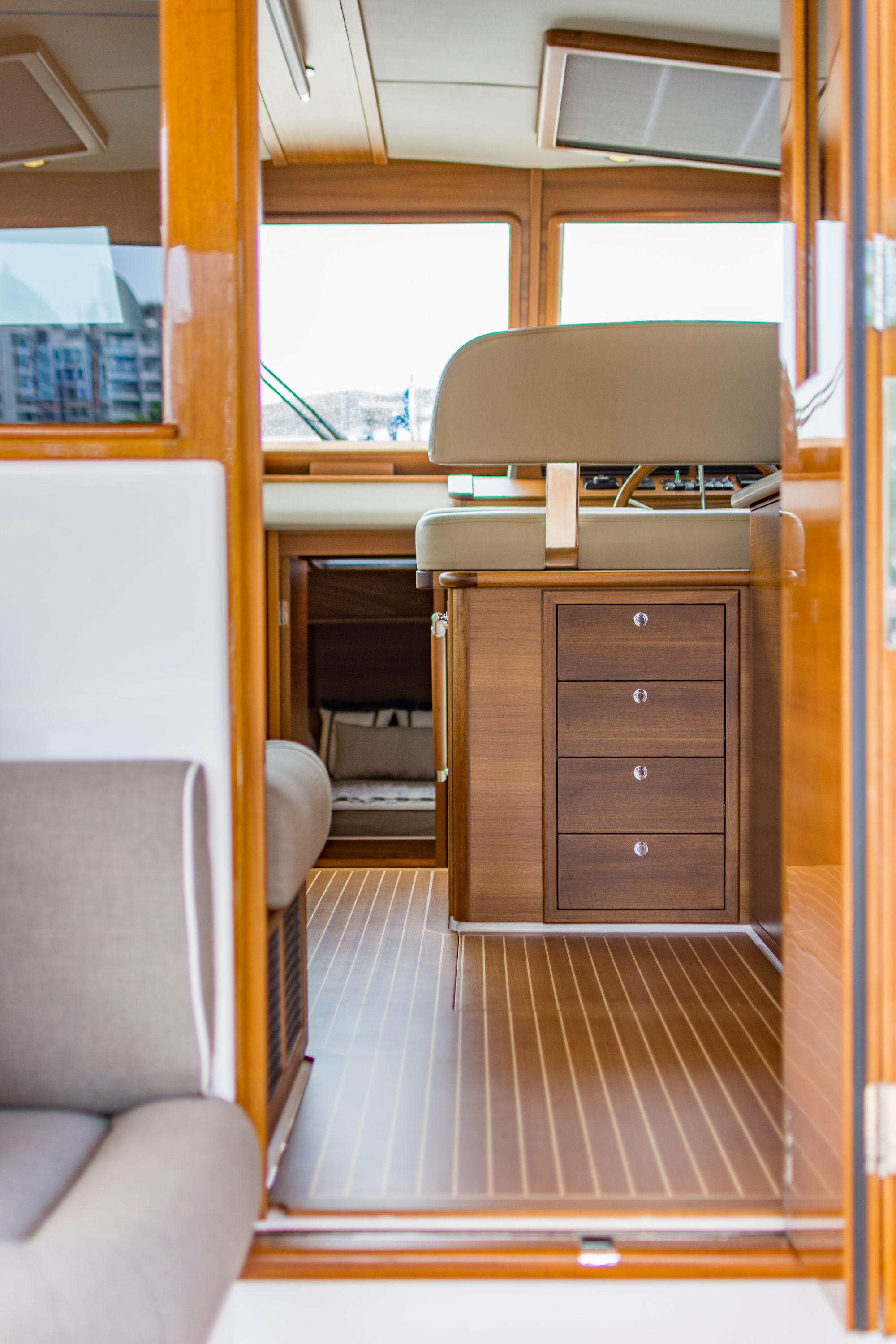 Grand Banks Yachts Eastbay 44 — photo 7