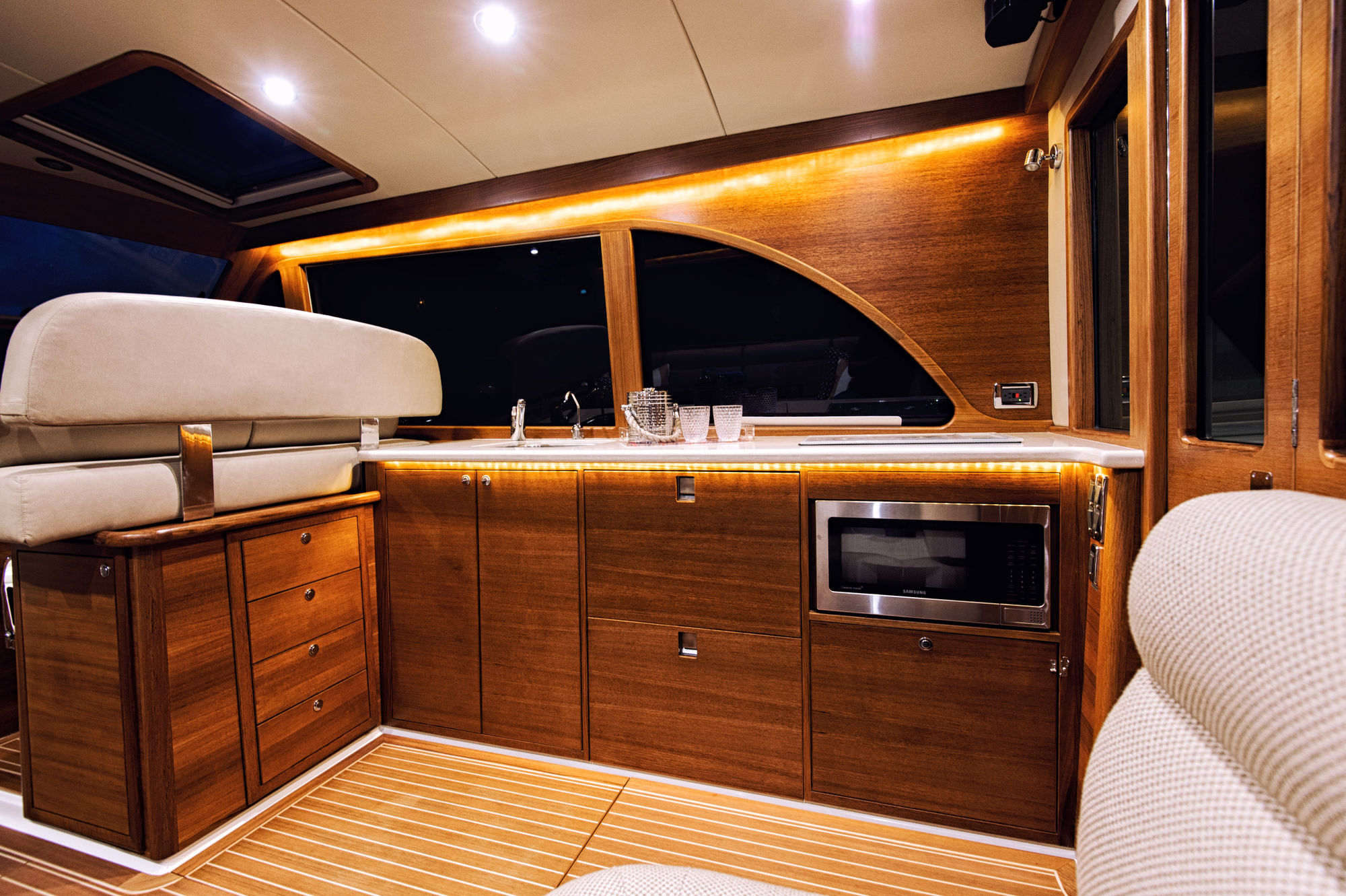 Grand Banks Yachts Eastbay 44 — photo 9