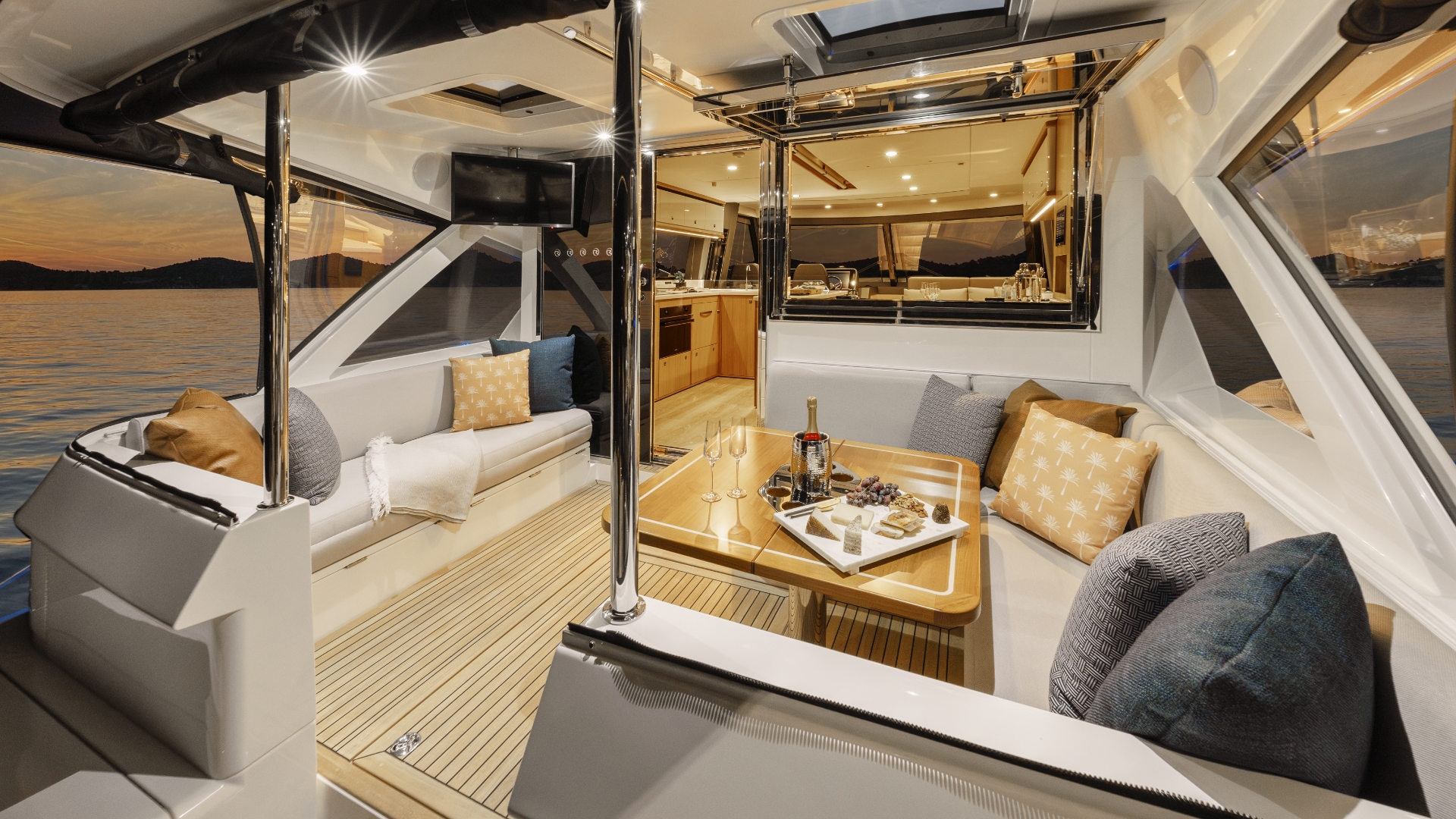 Riviera 585 SUV — photo 7