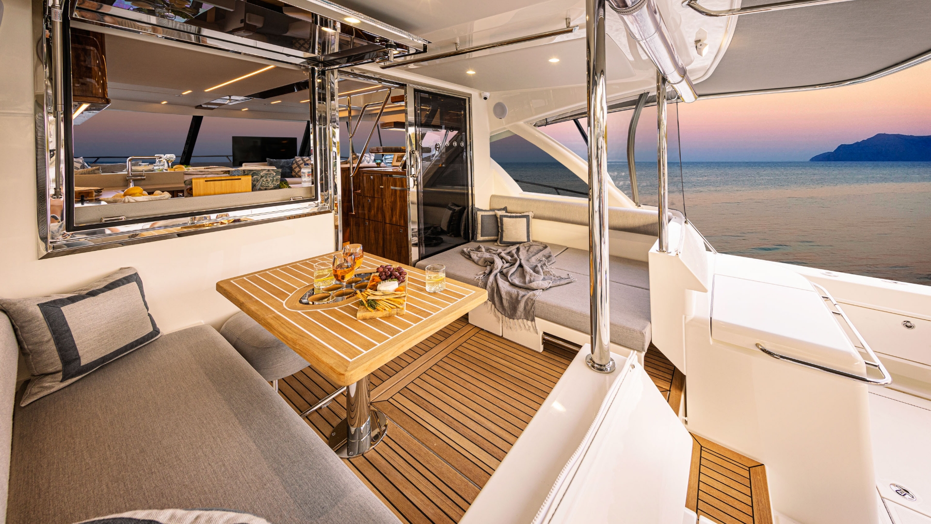 Riviera 50 Sports Motor Yacht — photo 8