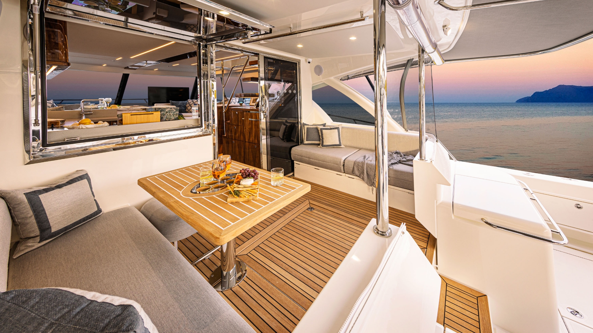 Riviera 50 Sports Motor Yacht — photo 7