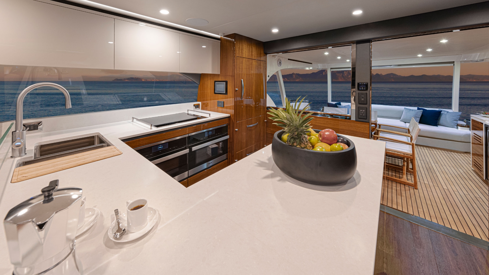 Riviera 78 Motor Yacht — photo 8