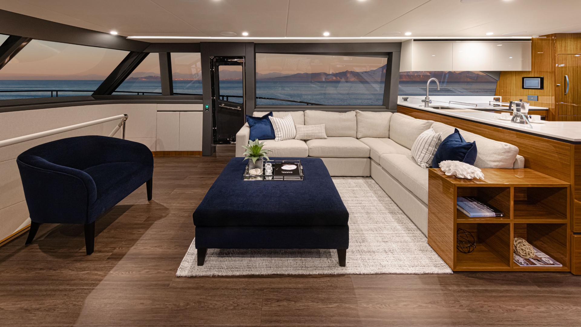 Riviera 78 Motor Yacht — photo 9