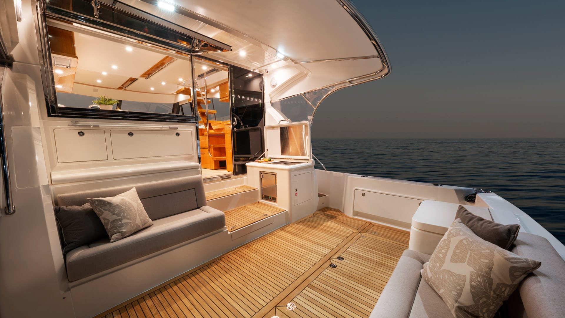 Riviera 54 Enclosed Flybridge — photo 2