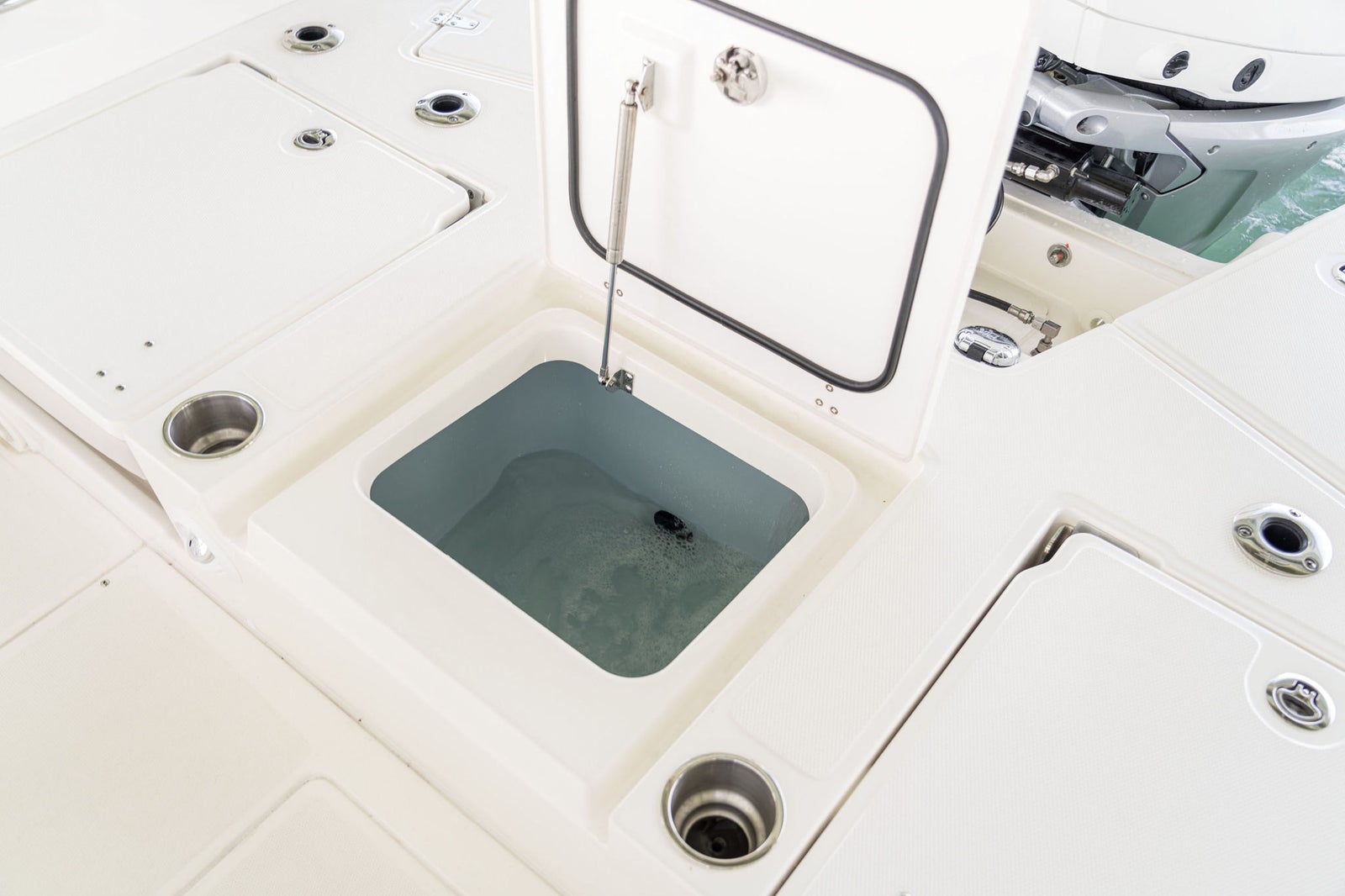 Boston Whaler 250 Dauntless — photo 6