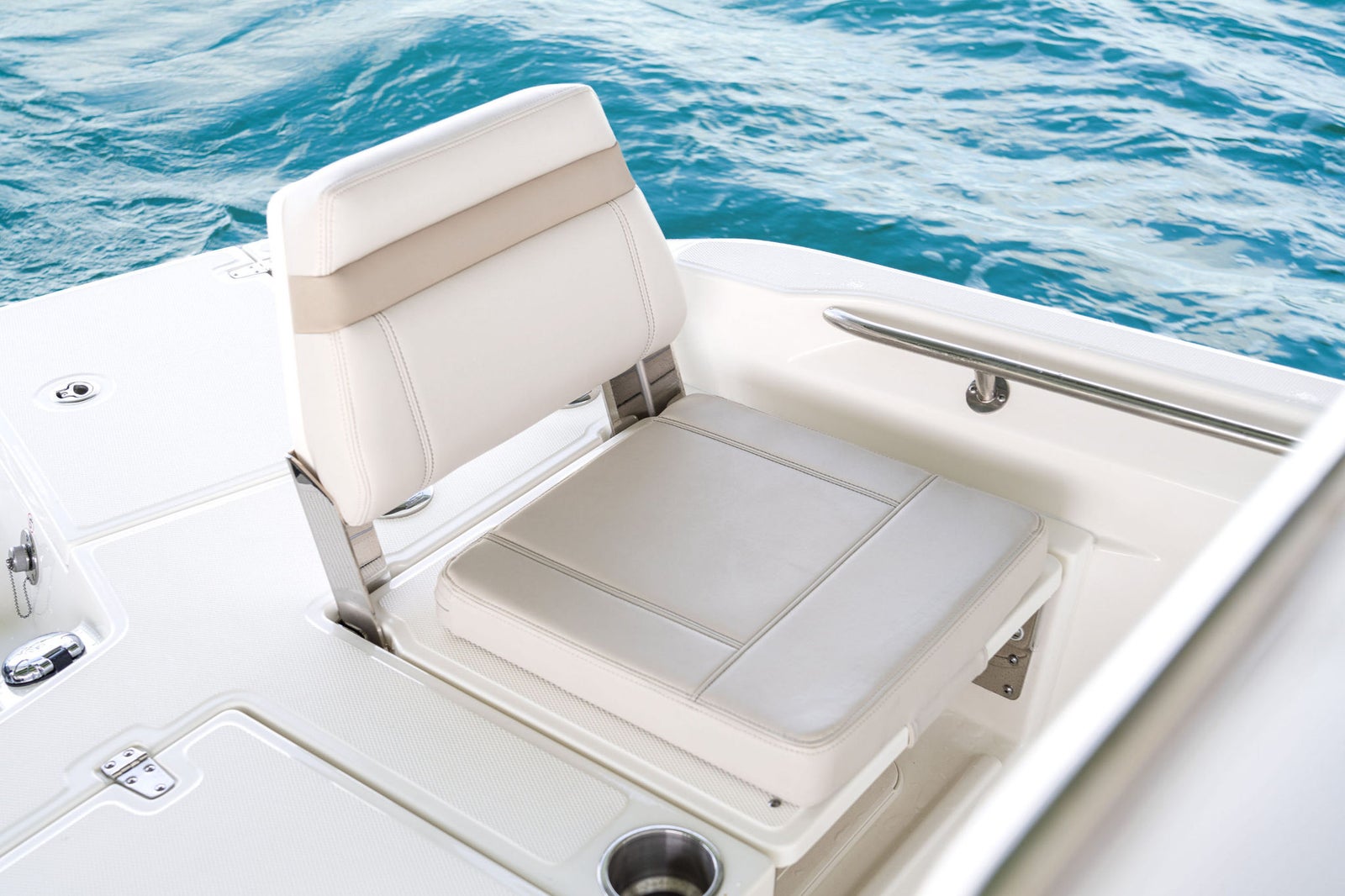 Boston Whaler 250 Dauntless — photo 10