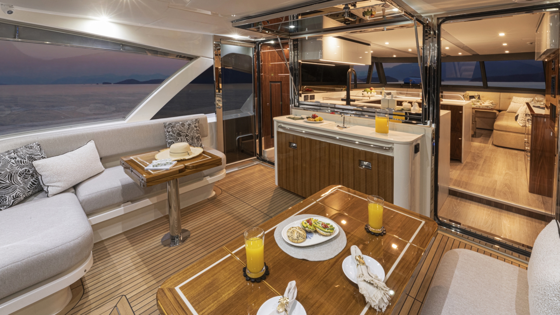 Riviera 68 Sports Motor Yacht Series II — photo 10