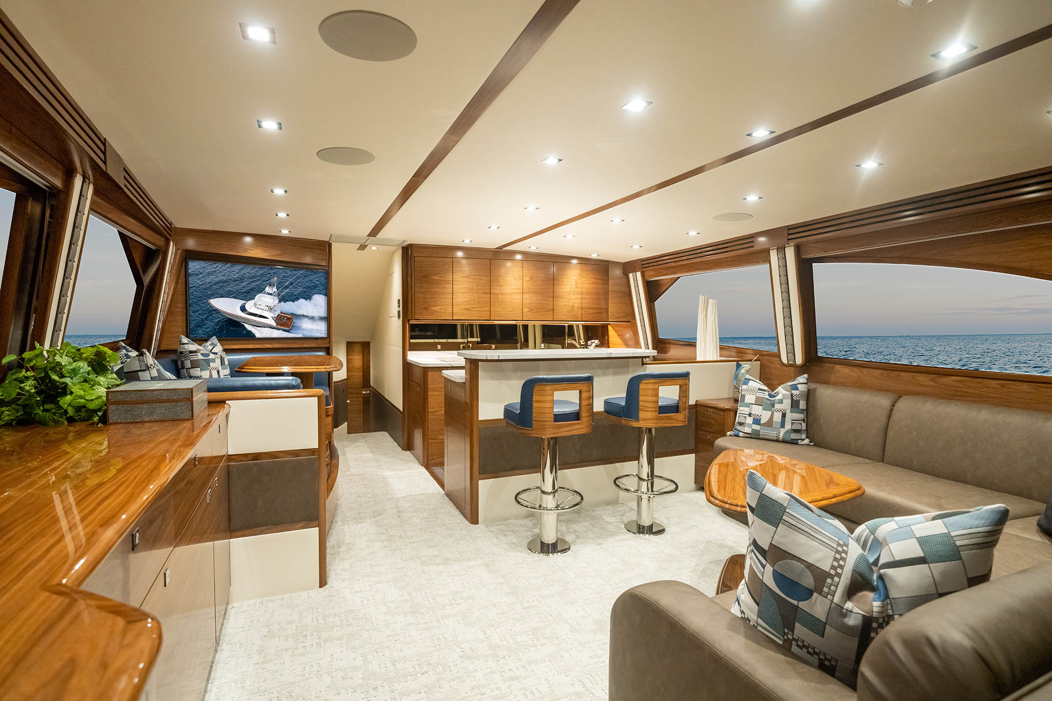 Viking Yachts 64 Convertible — photo 10